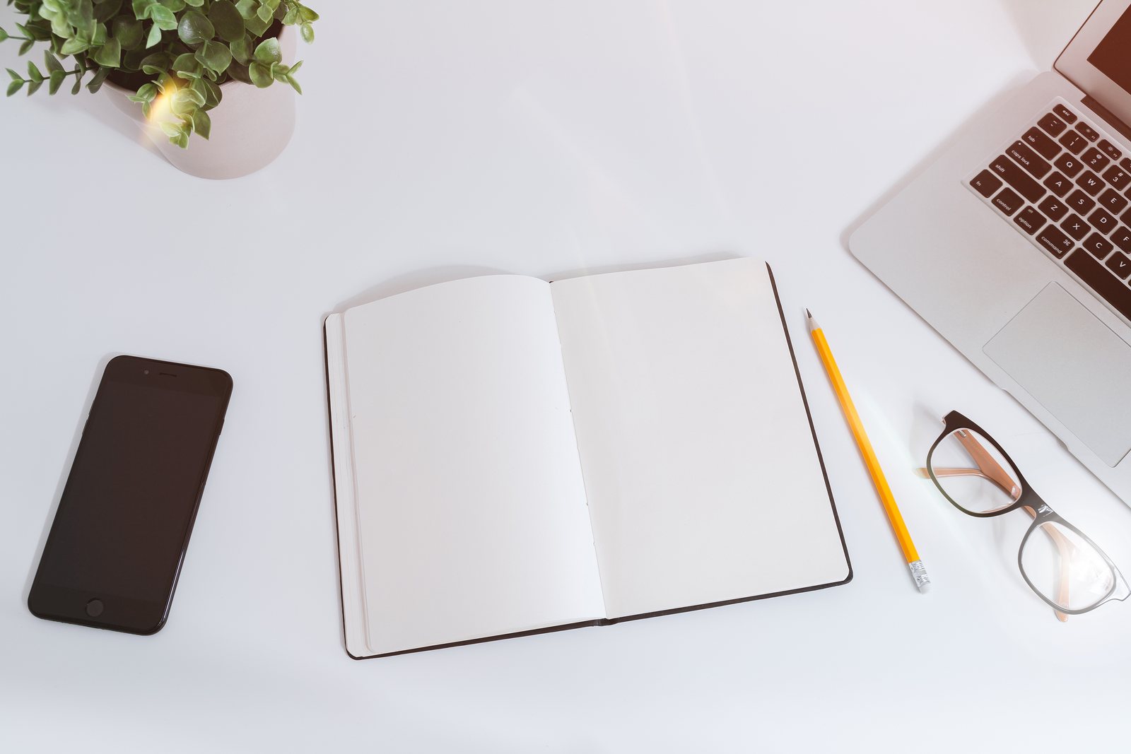 Schreibtisch mit Notebook, Laptop und Arbeitsmaterialien